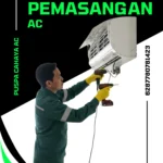 Teknisi AC sedang memasang unit AC di rumah pelanggan