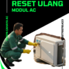 Teknisi AC sedang memperbaiki dan mereset ulang modul AC